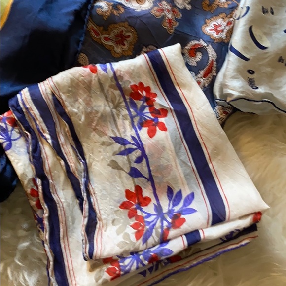 Vintage Scarves ๐งฃ - Picture 8 of 12